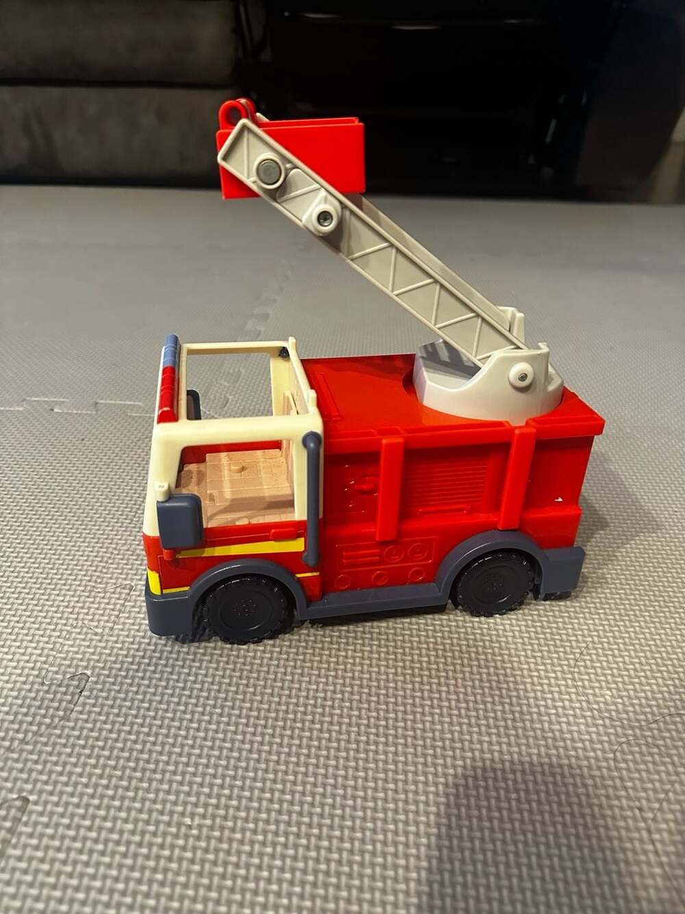 Bluey Fire Truck with Bluey Exclusive Firefighter Bingo and Bob Bilby, Ages 3+ -